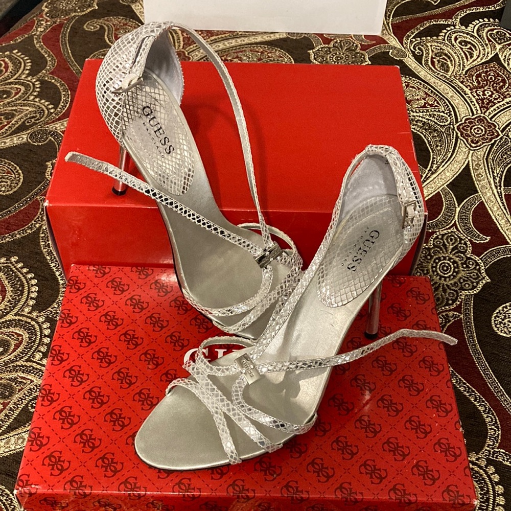 Beautiful Guess silver Bling Shoes!